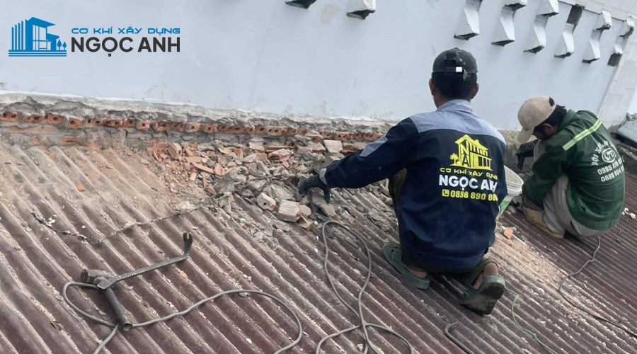 Chi phí nhân công ảnh hưởng đến giá thay mái tôn nhà ở và nhà xưởng